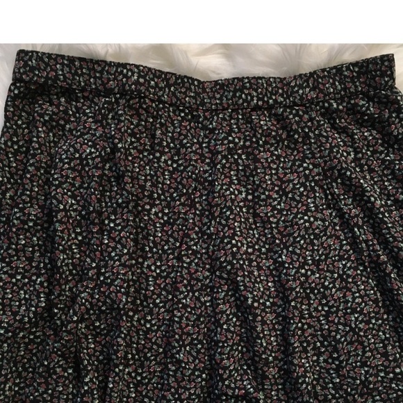 American Eagle print mini skater skirt junior.
Size XL junior. Elastic waist. - Picture 3 of 7